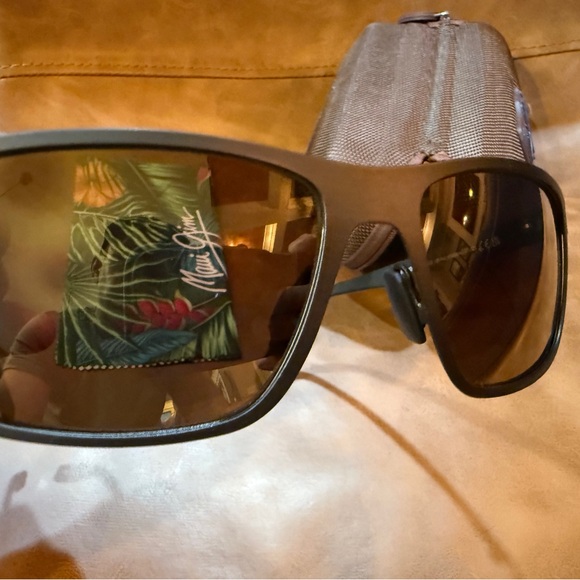 Maui Jim Polarized Brown Sunglasses with Case - Picture 4 of 9